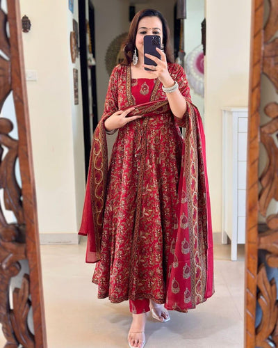 FULL COTTON PRINT HAND WORK ANARKALI KURTI ,PANT & MALMAL DUPATTA