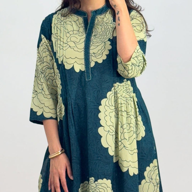 Floral printed kurta with pintex and &nbsp;detailing on neckline with pants